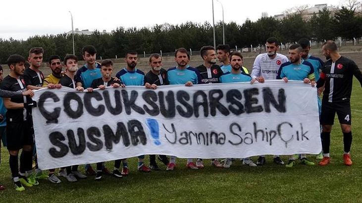 Çocuk istismarına tepki için maça ağızlarını bantlayarak çıktılar