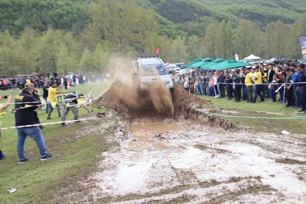 Pick-up Off-Road yarışında araç seyircilerin arasına daldı