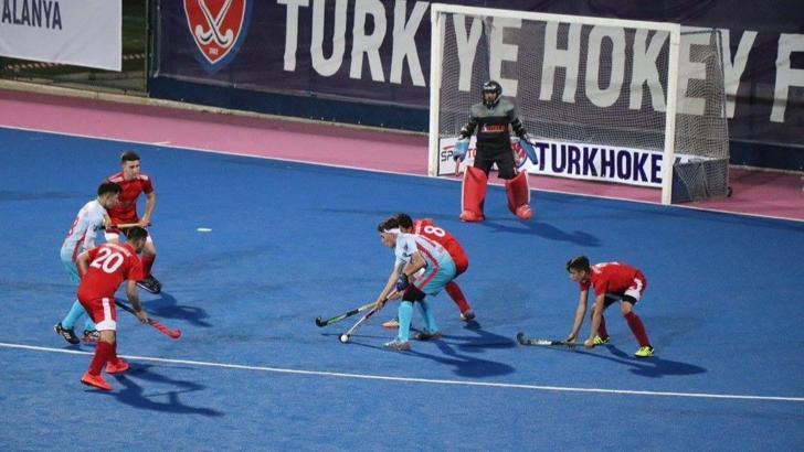 Açık Alan Süper Lig Hokey müsabakaları Osmaniye'de başladı