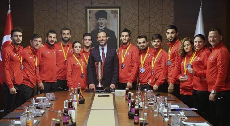 Bakan Kasapoğlu, karatecileri kabul etti