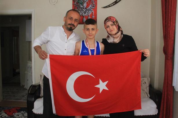 Ahırda boks antrenmanı yapan Yunus Emre Yurtsever, gümüş madalyaya uzandı!