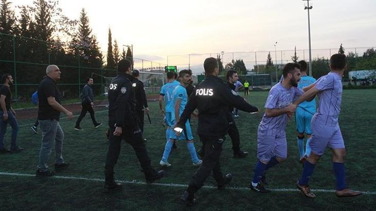 Amatör maçlarda yumruk ve tekmeler havada uçuştu