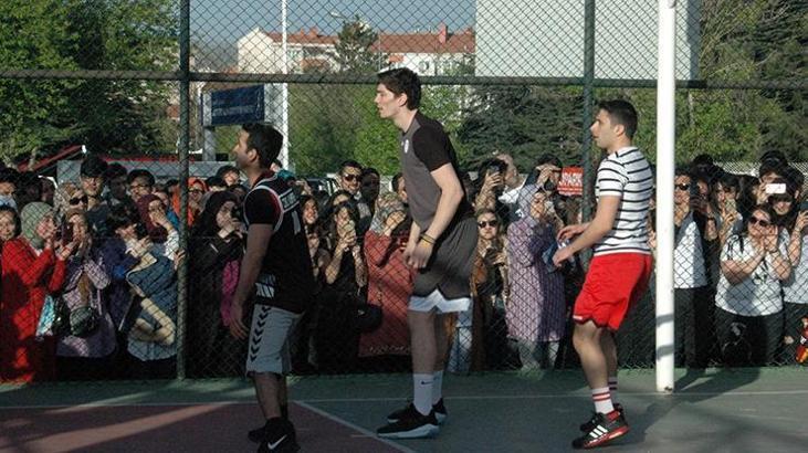 Cedi Osman, Ankara'da gençlerle buluştu