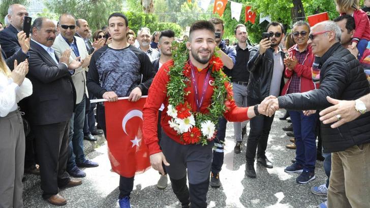 Şampiyon güreşçi Süleyman Atlı'ya coşkulu karşılama