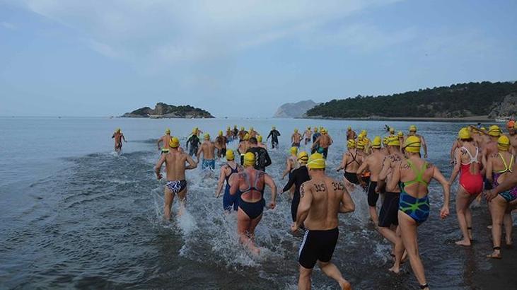 Dalyan'da sporcular carettalarla yüzdü