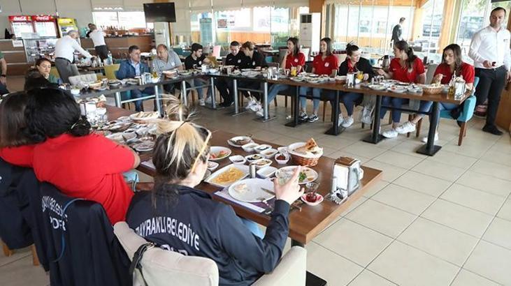 Bayraklı Belediyespor'a moral kahvaltısı