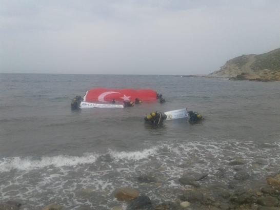 Guinness rekortmeni Cem Karabay, su altında dev Türk bayrağı açtı