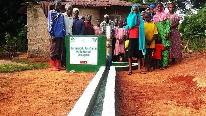 Bursaspor taraftarı Afrika'da 'bir yudum su' oldu