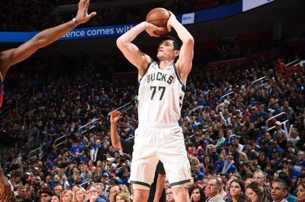Ersan 15 sayı attı, Bucks seriyi 3-0 yaptı