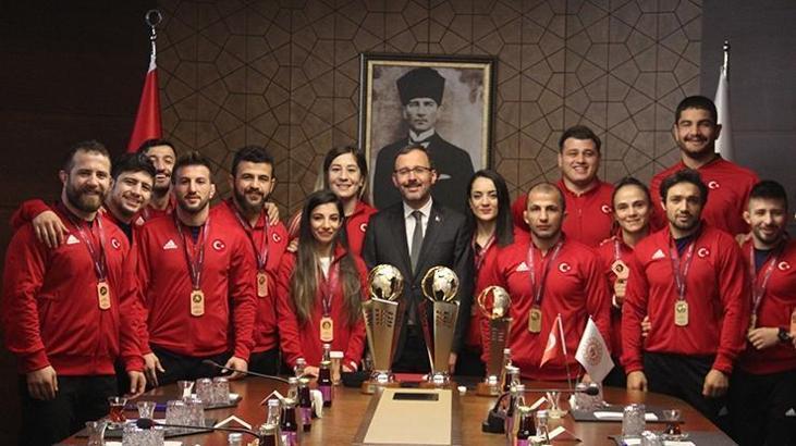 Bakan Kasapoğlu, milli güreşçileri kabul etti
