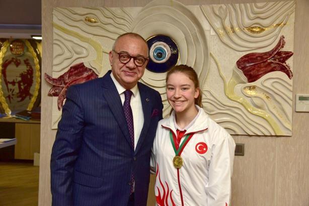 Cengiz Ergün'den Ayşe Begüm Onbaşı'ya tebrik