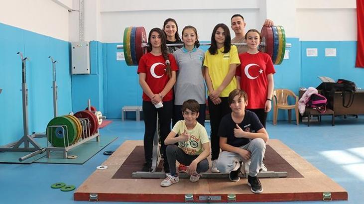 Halterci çift geleceğin şampiyonlarını yetiştiriyor