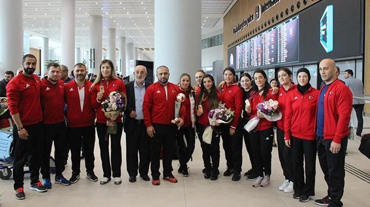 Güreş milli takım kafilesi yurda döndü