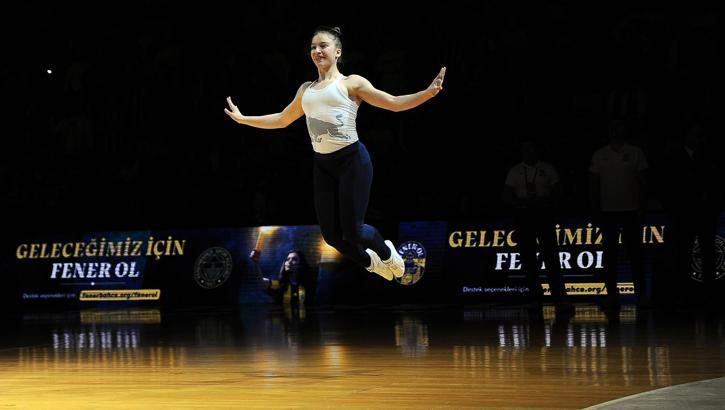 Ayşe Begüm Onbaşı'dan Fenerbahçe - Zalgiris maçı öncesi müthiş şov