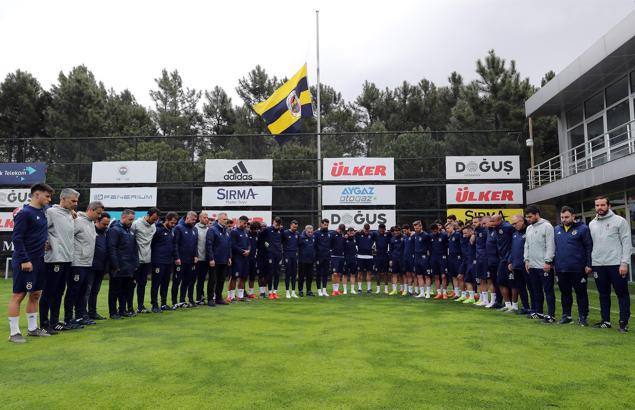 Ersun Yanal ve futbolculardan taziye ziyareti