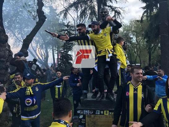 Fenerbahçe taraftarı, Kadıköy'de toplanmaya başladı