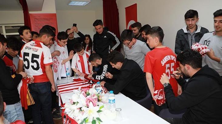 Samsunsporlu futbolcular öğrencilere imza dağıttı