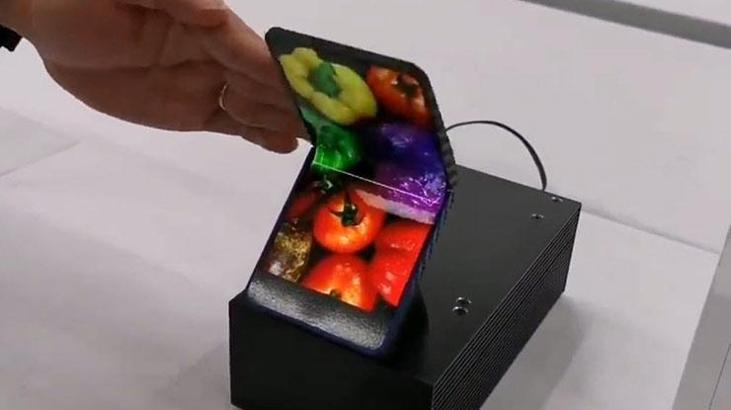 Sharp'tan ekranı dikey katlanan telefon