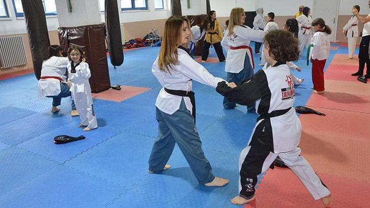 Anne ve çocukları, savunma sanatını öğreniyor