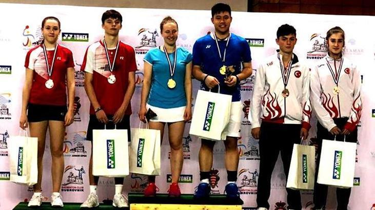 Genç milliler Açık Badminton Turnuvası'nda 3 bronz madalya kazandı