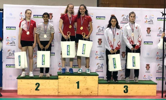 Genç badmintonculardan 3 madalya