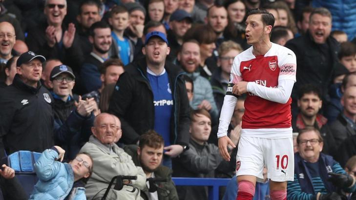 Mesut Özil çıldırdı, Unai Emery'e montunu fırlattı!