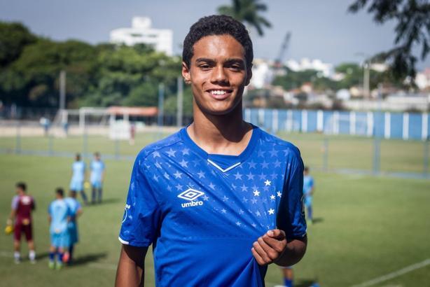 Ronaldinho'nun oğlu Joao Mendes, Cruzeiro'yla sözleşme imzaladı