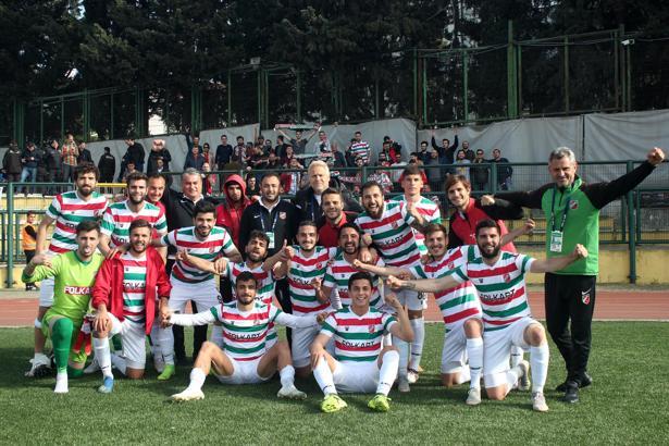 Karşıyaka yarışı bırakmıyor