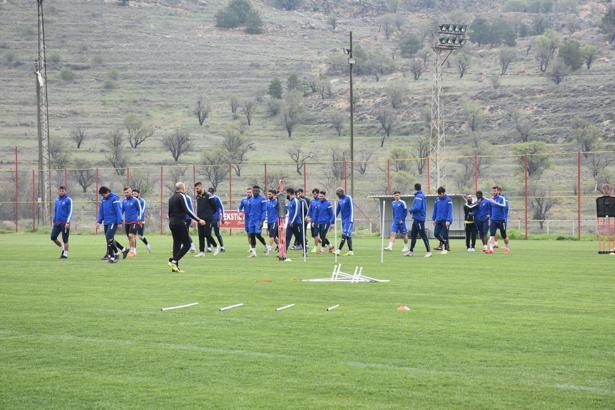 Yeni Malatyasporlu futbolcular galibiyet peşinde