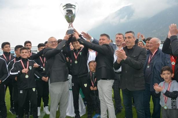 Şampiyon U-15 takımı kupasını Başkan Ergün'ün elinden aldı