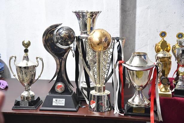 Manisaspor taraftarları kupaların haczedilerek satılmasına tepkili