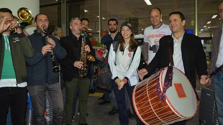 Ayşe Begüm Onbaşı'ya görkemli karşılama
