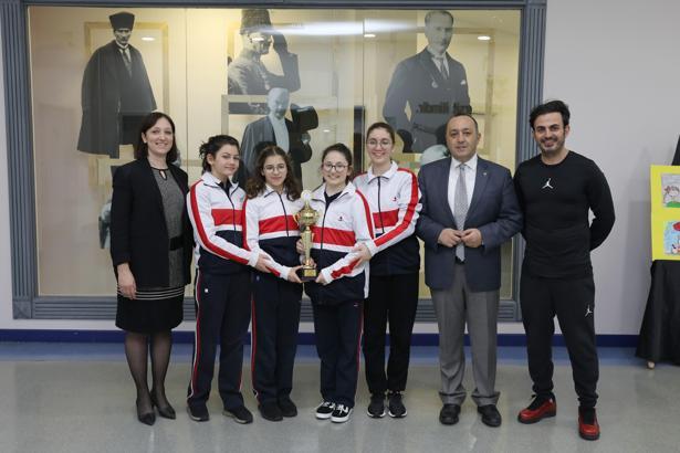 Sanko Okulları kız yüzme takımı il şampiyonu oldu