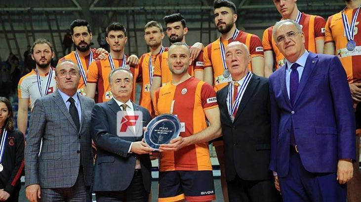 Galatasaray Erkek Voleybol Takımı'na madalyalarını Mustafa Cengiz verdi