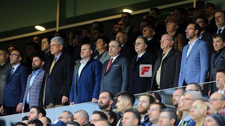 Bakan Kasapoğlu, derbiyi tribünden izledi