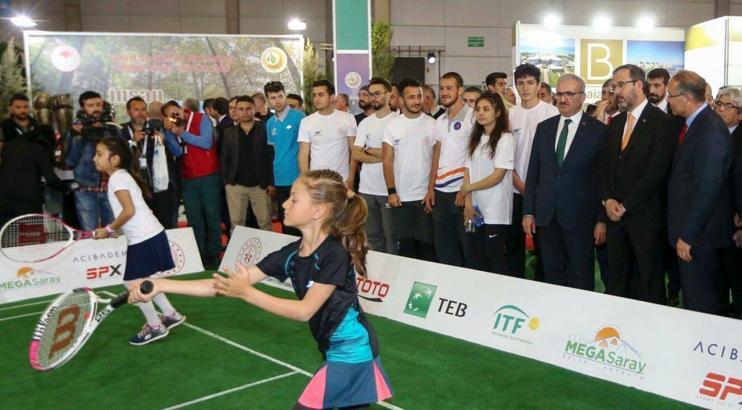 Bakan Kasapoğlu minik tenisçilerin maçlarını izledi