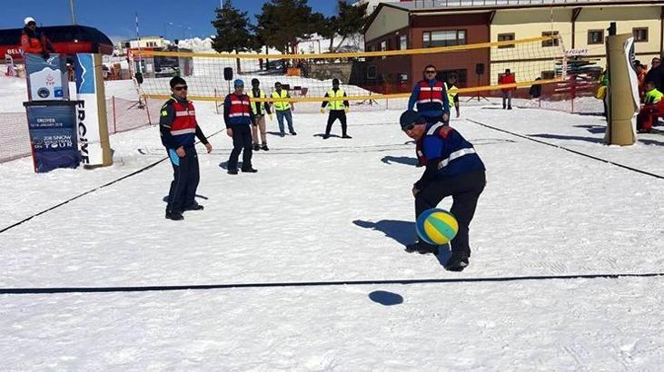 Kar voleybolu Erciyes'te halka yayılıyor