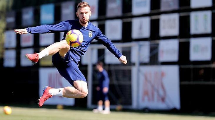 Fenerbahçe'de yeni futbolculara form tutma şansı