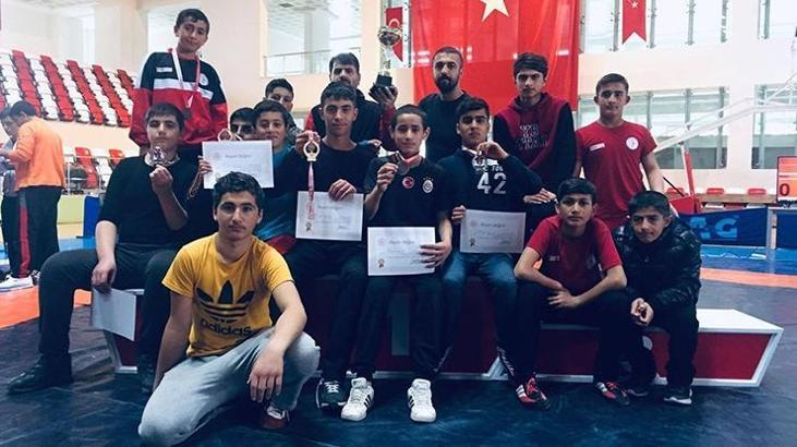 Vanlı güreşçiler Muş'tan 8 madalyayla döndüler