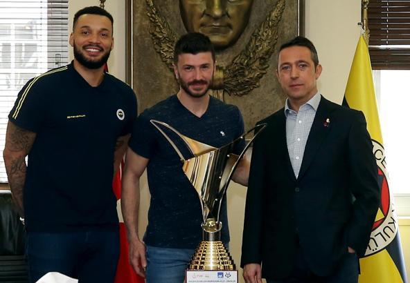 Fenerbahçe'nin şampiyon voleybolcularından Ali Koç'a ziyaret