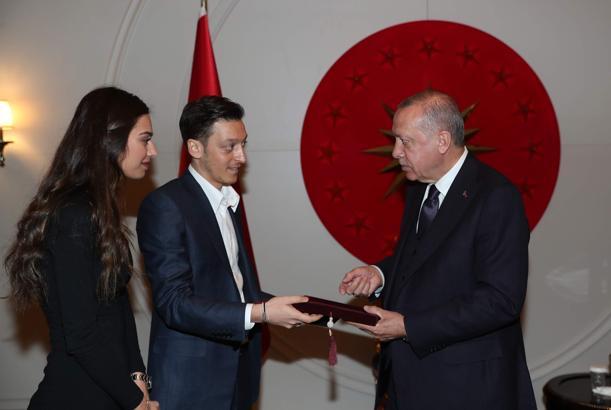 Mesut Özil'den Cumhurbaşkanı Erdoğan'a davet