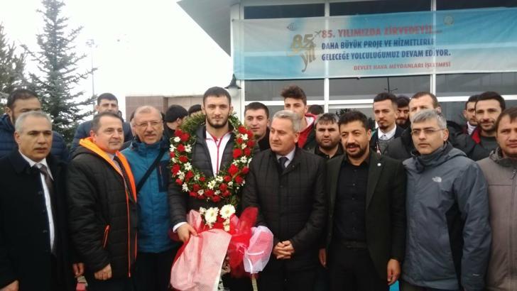 Avrupa şampiyonu güreşçiye davul zurnalı karşılama