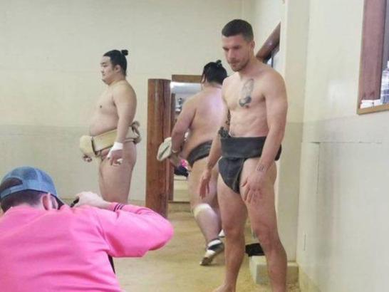 Galatasaray'ın eski yıldızı Lukas Podolski, sumo kıyafetiyle sosyal medyayı salladı!