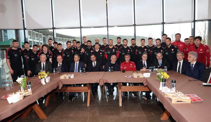 Binali Yıldırım, Riva'da kamp yapan A Milli Futbol Takımı'nı ziyaret etti
