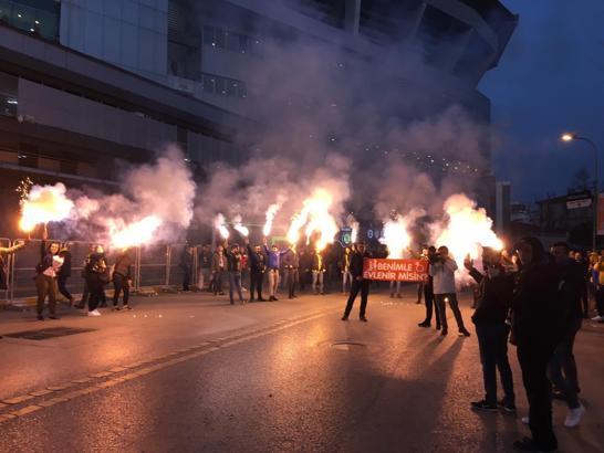 Ülker Stadı'nın önünde evlilik teklifi