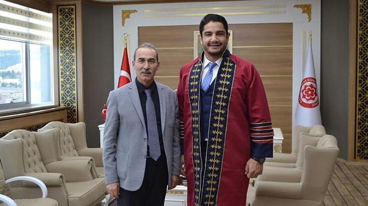 Milli güreşçi akademik cübbesini giydi