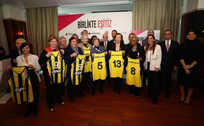 Tarihe İz Bırakan Fenerbahçe Kadınlarına plaket verildi
