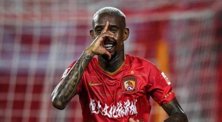 Talisca kulüp satın alıp annesini de başkan yaptı