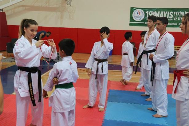 Dünya şampiyonu karateci, Diyarbakırlı sporcularla buluştu