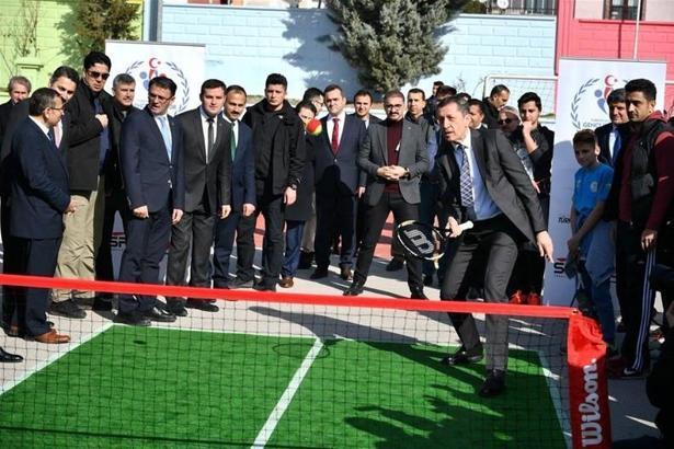 Ziya Selçuk gençlerle tenis oynadı
